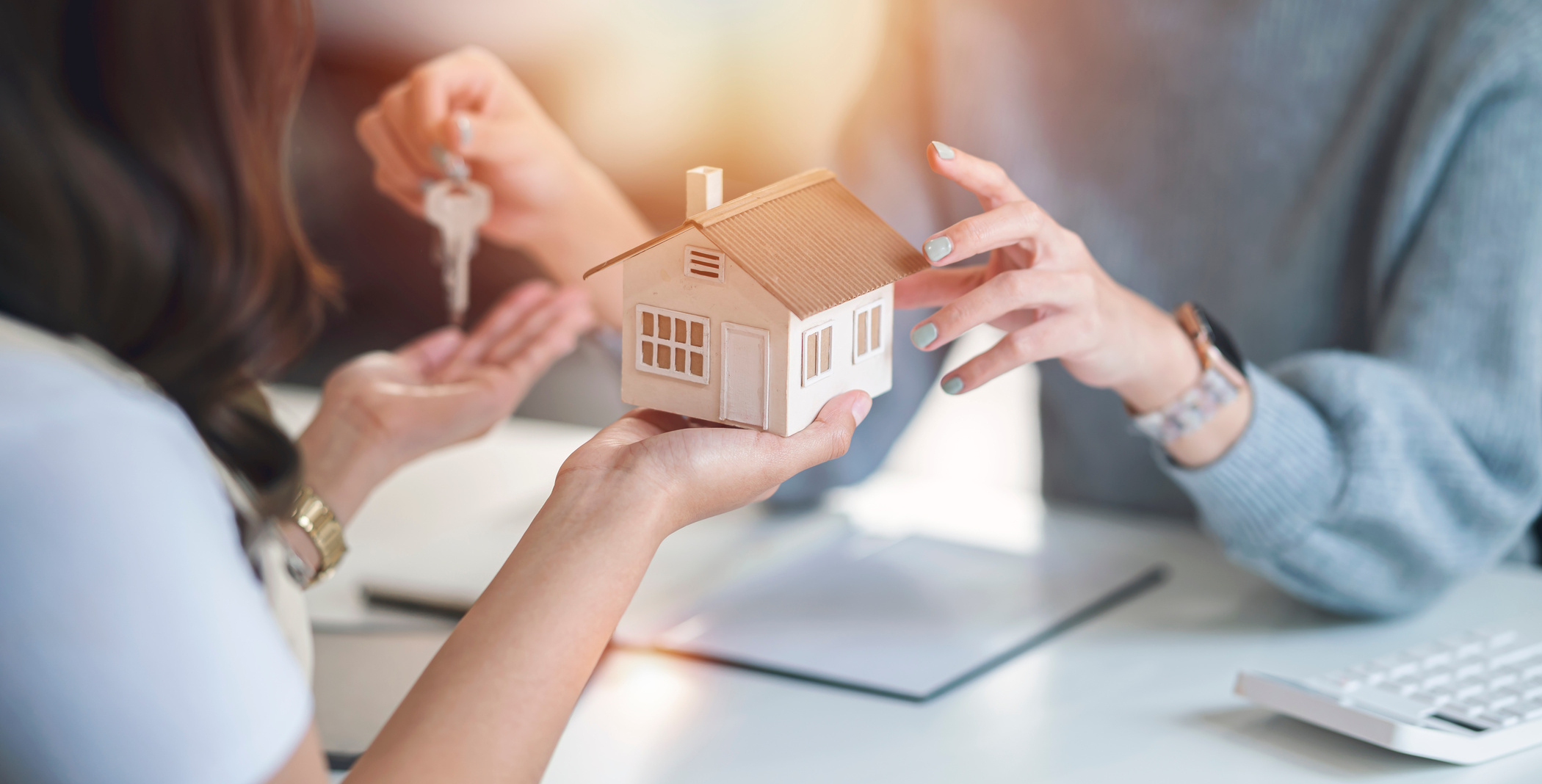 Transaction immobilière — remise des clés d'une maison